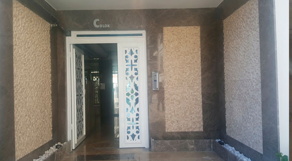 Mermer Apartman Girişi